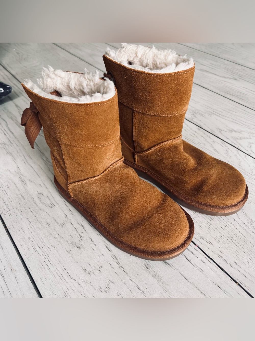 Koolaburra by Ugg Kids Chestnut Suede Shearling  Short Boots with Back Bow